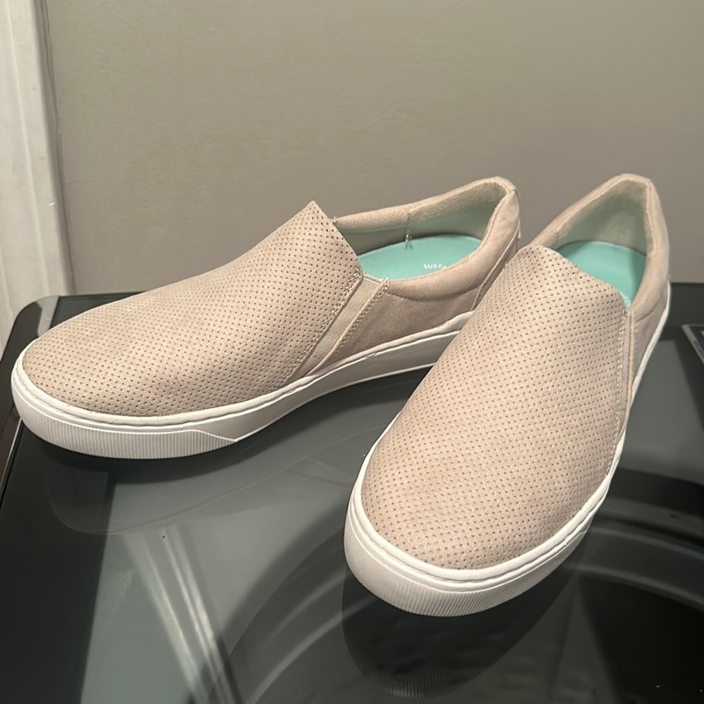 Brand NEW Taupe Dr. Scholl’s shoes